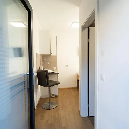 Tiny - * Ίνσμπρουκ