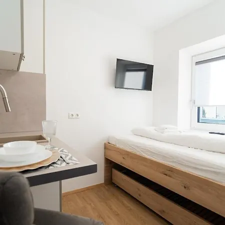 Tiny - * Ίνσμπρουκ